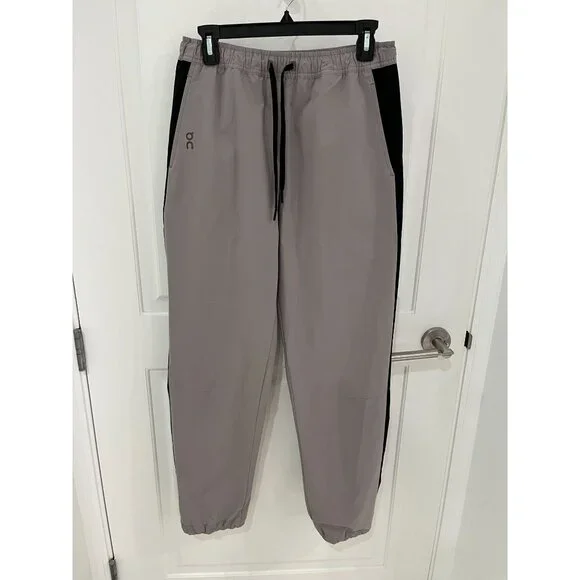 NWOT On Running Women's Run On Clouds Track Pant MEDIUM Zinc & Black